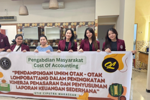 Mahasiswa UC Makassar Lakukan Pendampingan UMKM Otak-Otak Lompobattang