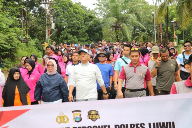 Bupati dan Wabup Lutim Ramaikan Jalan Sehat Hari Bhayangkara ke-79