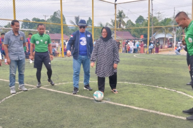 Tendangan Perdana Wabup Lutim Buka Turnamen Bupati Cup 1 se-Loeha Raya