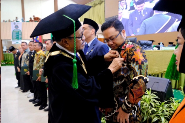 Wabup Gowa Terima Penghargaan dan Pin Emas dari UMI Makassar