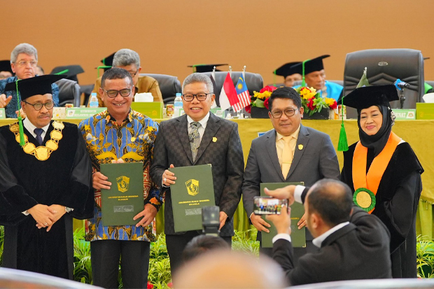 Taufan Pawe Raih Penghargaan Alumni Berprestasi di Milad ke-71 UMI