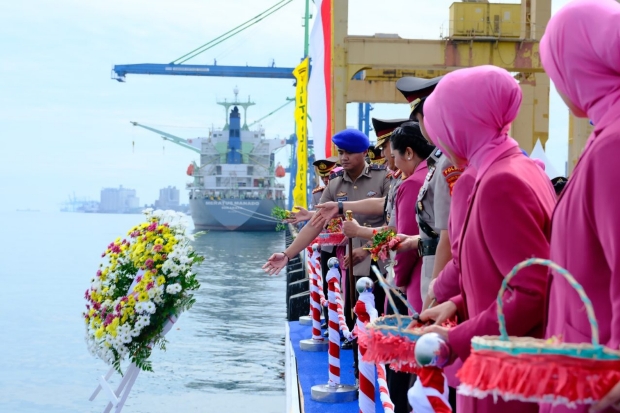 Upacara Tabur Bunga di Laut Warnai Peringatan Hari Bhayangkara ke-79