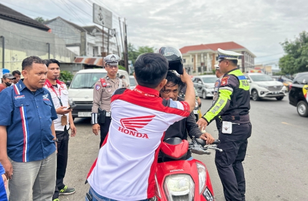 Asmo Sulsel Dukung Program Polres Gowa, Bagikan 10 Helm SNI Gratis