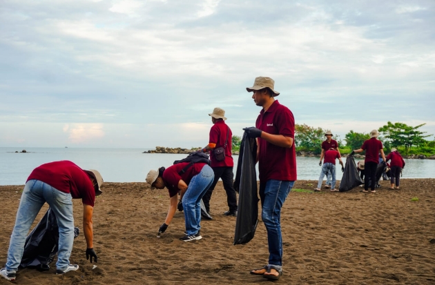 Aksi Bersih Pantai Akkarena, GMTD Kumpulkan 120 Kilogram Sampah