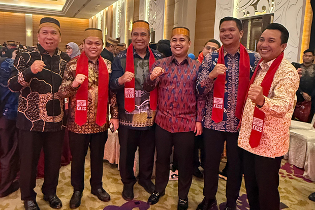 Hadiri Pelantikan KKSS, Bupati Uji Nurdin Beri Selamat Andi Amran Sulaiman
