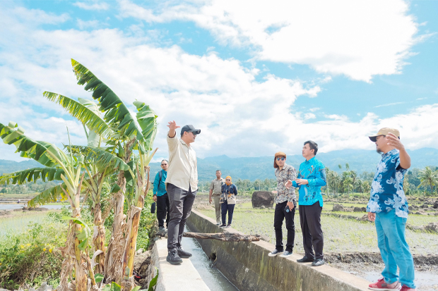 Bupati Bantaeng Uji Nurdin Tinjau Perbaikan Saluran Irigasi Usai Roboh Akibat Banjir