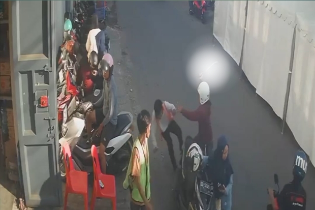 Viral Jukir Dibacok Pengendara Motor, Polisi Lakukan Pengejaran