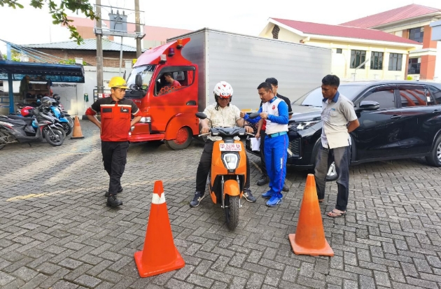 Praktik Berkendara Aman dengan Honda Icon-e di Astra Trac Makassar
