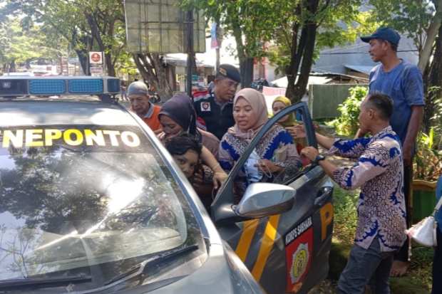 Aksi Anggota Polres Jeneponto Evakuasi Ibu Hamil Viral di Media Sosial