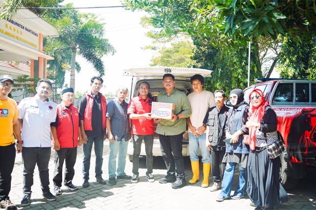 Usai Pantau Kerja Bakti, Bupati Bantaeng Terima Bantuan Sembako dari Baguna PDIP Sulsel