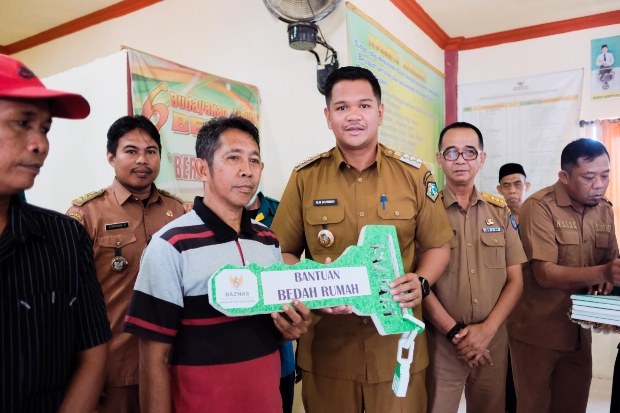 Bupati Uji Nurdin Serahkan Bantuan Bedah Rumah dan Penyelesaian Studi