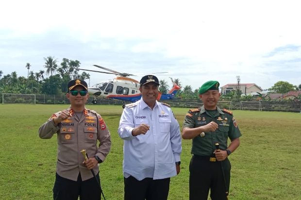 Gunakan Helikopter, Bupati Maros Bersama TNI-POLRI Pantau Cuaca