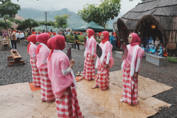 Lestarikan Budaya, Tradisi Paddekko Hadir di Beautiful Malino