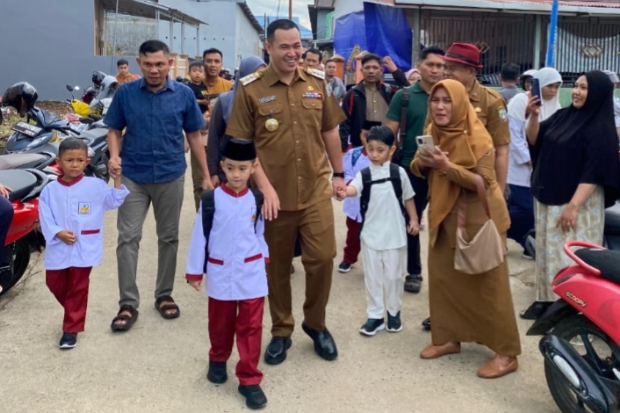 Hari Pertama Sekolah: Genggaman Ayah Momen yang Tak Terlupakan