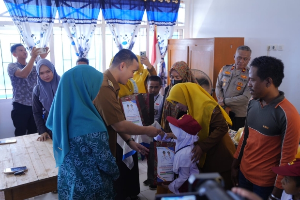 Bupati Pangkep Bagikan Ribuan Seragam Gratis untuk Siswa SD dan SMP