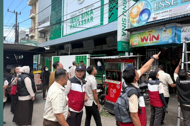 Bapenda Makassar Turunkan Belasan Reklame Ilegal di Sejumlah Titik