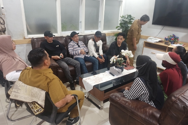 Warga Unjuk Bukti Dugaan Kecurangan Penerimaan Murid di SMAN 21 Makassar