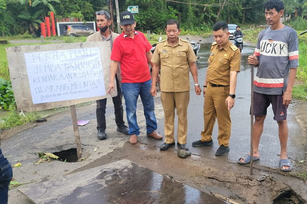 Lurah Borongloe Cek Jalan Rusak, Harap Perbaikan Segera Demi Keselamatan Warga