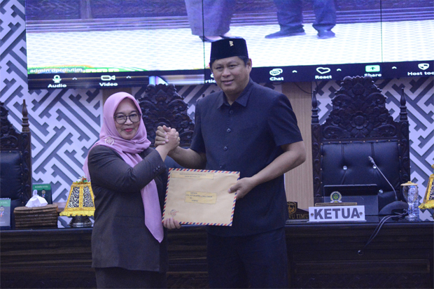 Wabup Puspawati Sampaikan Jawaban Atas Pemandangan Fraksi Ranperda APBD 2024