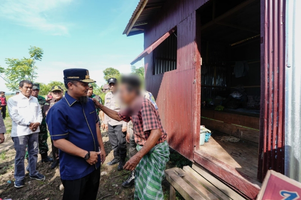 Gubernur Sulsel Serahkan Bantuan Bedah Rumah Warga Kurang Mampu di Barru