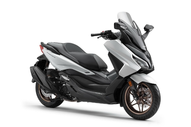 Honda Forza Kian Berkelas dengan Panel TFT dan Warna Baru