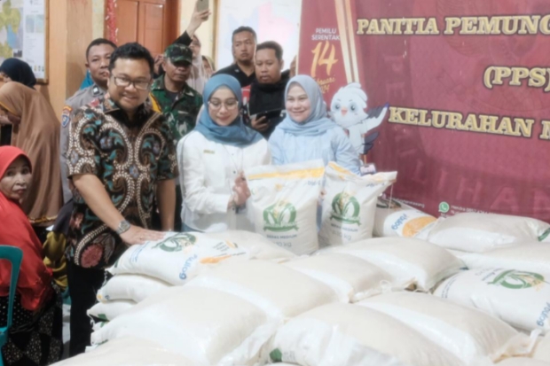 Pemkab Gowa-Bulog Mulai Salurkan Bantuan Pangan Beras ke Masyarakat
