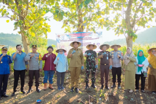 Pemkab Bantaeng Salurkan Bantuan Pangan Beras Kepada Masyarakat