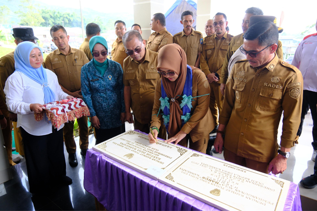 Bupati Gowa Husniah Dorong Kemandirian, Apresiasi Renovasi Kantor Desa Kanreapia