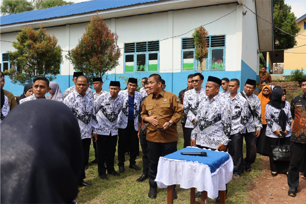 Bupati Ibas Beri Bantuan dan Sampaikan Duka Korban Kebakaran Rumah Dinas Guru