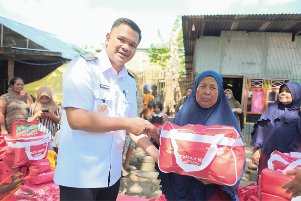 Ada Warga Tak Punya Kasur Pasca Banjir, Bupati Bantaeng Uji Nurdin Berikan Paket Bantuan