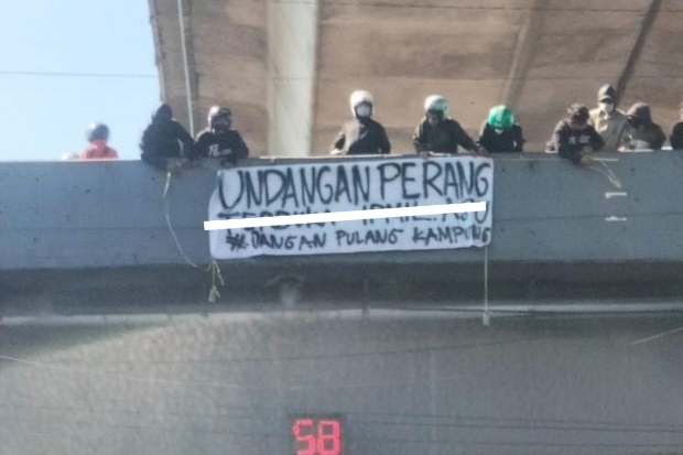 Polisi Selidiki Spanduk Ajakan Perang Terbuka Tergantung di Fly Over Makassar
