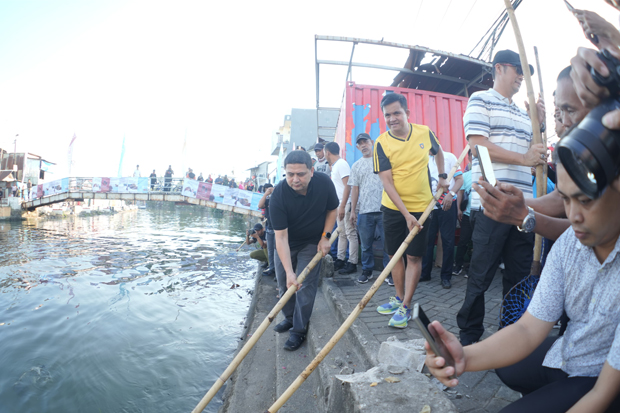 Makassar Bersih Dimulai dari RT/RW, Pemkot Terjunkan Alat Berat Keruk Kanal di Mariso