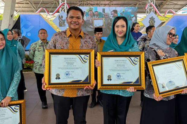 Bupati Uji Nurdin dan Ketua TP PKK Bantaeng Terima Penghargaan dari Menteri Wihaji