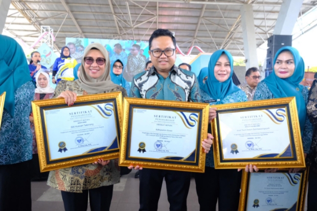 Sukses Implementasi Quick Wins, Bupati dan Wabup Gowa Terima Penghargaan Nasional