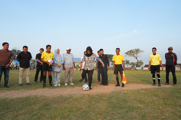 Buka Turnamen Sepak Bola di Barombong, Bupati Gowa Dorong Pengembangan Atlet Muda