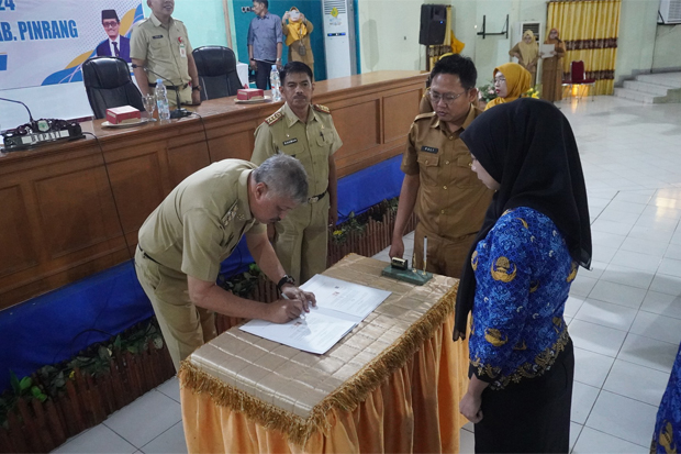 Tegaskan Pentingnya Integritas, Pemkab Pinrang Serahkan SK Pengangkatan kepada 301 PPPK
