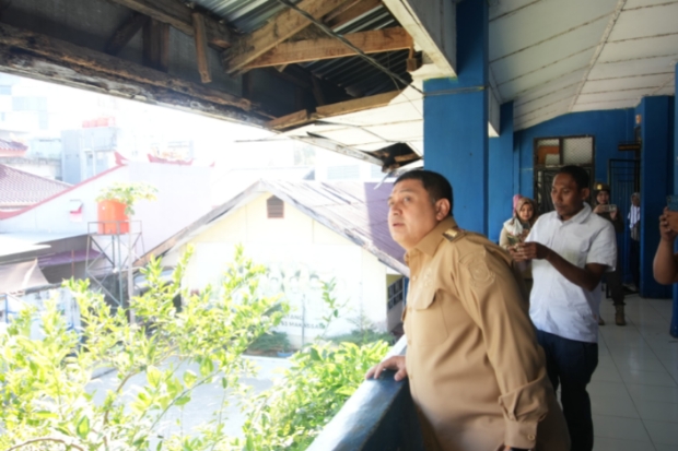 Sidak ke SMPN 35 Makassar, Wali Kota Munafri Bakal Revitalisasi Selokan dan Plafon