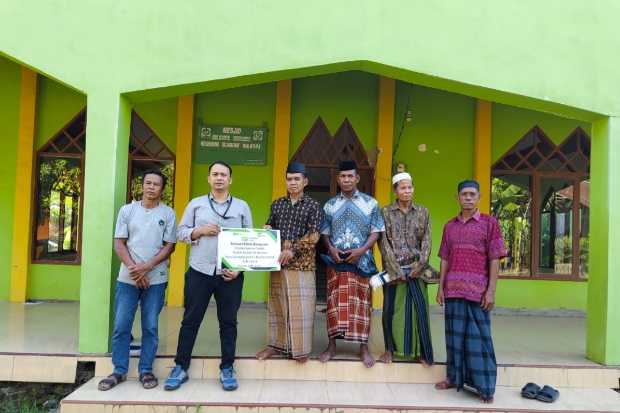 Pegadaian Makassar Beri Bantuan Bahan Bangunan Rp30 Juta untuk Pembangunan Toilet Masjid