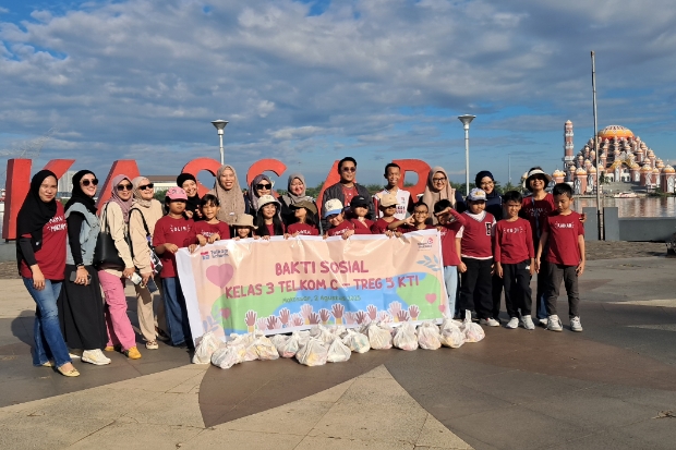 Peduli Sejak Dini, Siswa SD Telkom Gelar Aksi Bersih & Bagi Sembako di Pantai Losari
