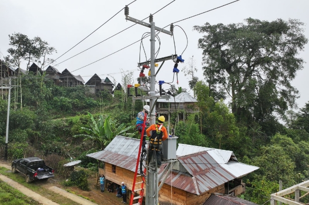 Hati-hati Pasang Atribut HUT RI! PLN Imbau Jaga Jarak Aman dari Kabel Listrik