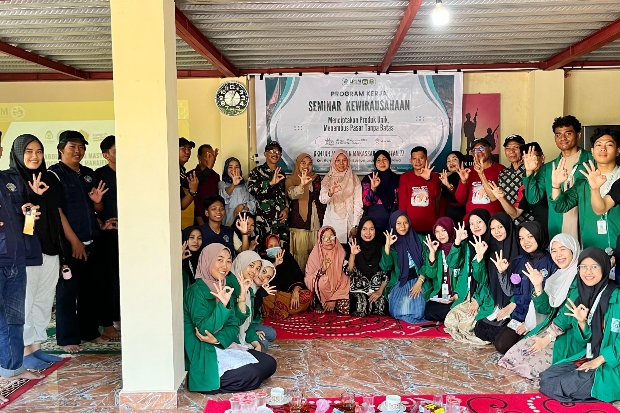 KKN UIN Alauddin Posko 3 Gelar Seminar Kewirausahaan di Borongloe