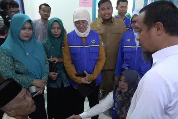 Gubernur Sulsel Pantau Pelayanan Kesehatan Bergerak di Pulau Sabutung