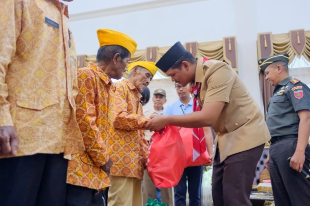 Bupati Uji Nurdin Berikan Bantuan Kepada 28 Veteran Perang