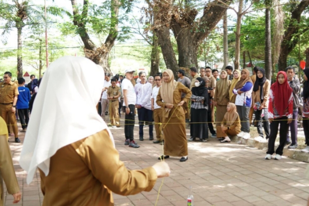 Semarak HUT 80 RI, SKPD Gowa Adu Jago Masukkan Pensil ke Botol