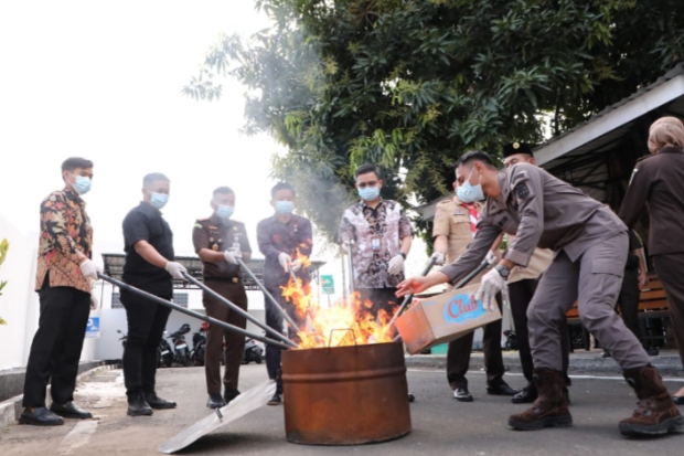 Kejari Bantaeng Musnahkan Barang Bukti dari 22 Perkara Tindak Pidana
