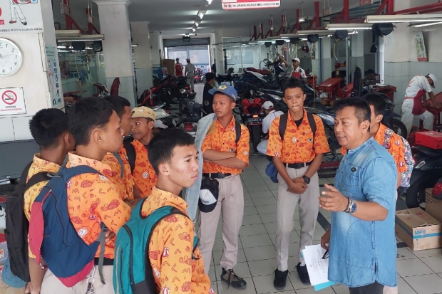 Asmo Sulsel Fasilitasi PKL Siswa SMKN 10 Makassar di Bengkel Resmi Honda