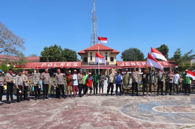 Kapolres Jeneponto Beri Bantuan dan Ajak Tukang Becak Pasang Bendera Merah Putih