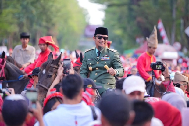 Gubernur Sulsel Kenakan Kostum Bung Karno Pimpin Jalan Sehat dan Kirab Kemerdekaan