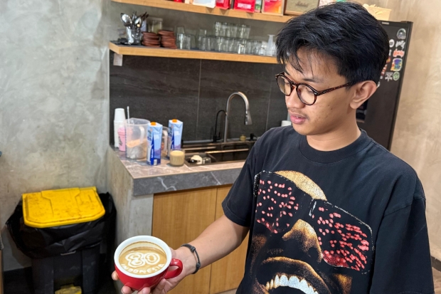 Cara Unik Barista di Makassar Tebar Semangat HUT Kemerdekaan RI ke 80