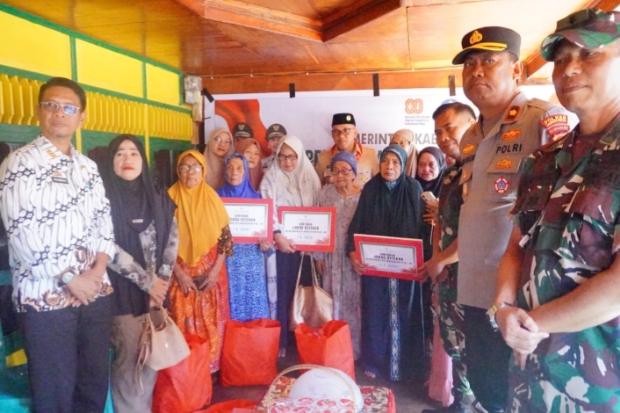 Bupati Jeneponto Serahkan Bingkisan untuk 70 Janda Veteran